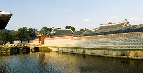 Tường thành và hồ nước bao quanh. Ảnh: Travelasia.