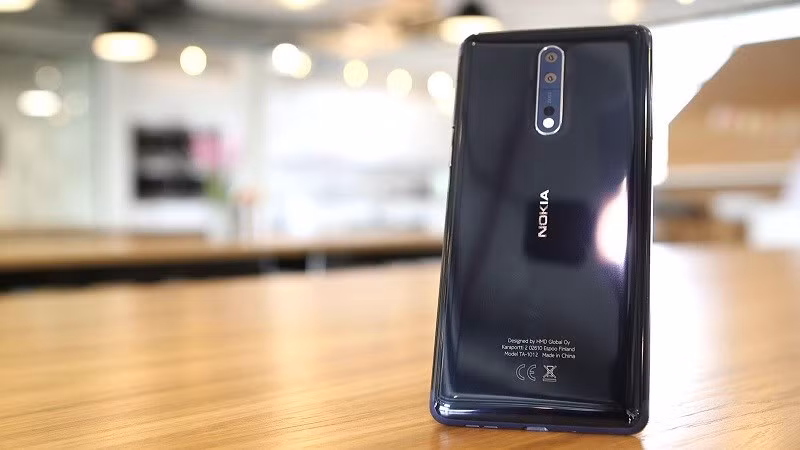 Nokia 8 không nổi bật về kiểu dáng bởi vẻ ngoài khá cục mịch. Tuy nhiên, cấu hình của Nokia 8 ngang ngửa với smartphone tốt nhất hiện nay khi sử dụng chip Snapdragon 835, RAM 4 GB, dung lượng 64 GB và camera kép ở mặt sau. Ảnh: Thegioididong.