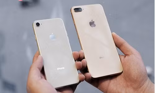 Một số cửa hàng chuyên điện thoại xách tay đã tung ra mẫu iPhone 8 Plus phiên bản Lock 64G nhà mạng Mỹ chưa Active với giá chỉ 15,5 triệu đồng, rẻ hơn mức giá của hàng chính hãng tới 8,5 triệu đồng.