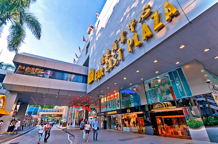 Orchard còn có cả chục khu thương mại đông đúc trên phố. Ảnh: BudgetHotels.