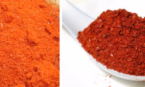 Để phân biệt, trước hết người tiêu dùng cần chú ý đến màu sắc. Bột ớt trộn phẩm màu sắc sặc sỡ, tươi tắn, không thật mắt. Ảnh: Facebook.