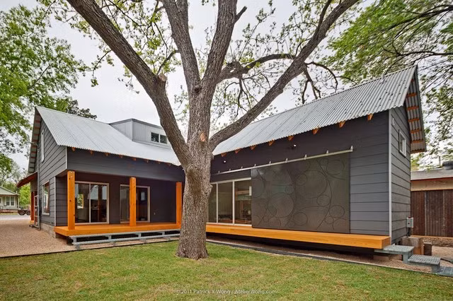 Vườn biệt thự được trồng thêm những cây đại thụ. Ảnh: Houzz.