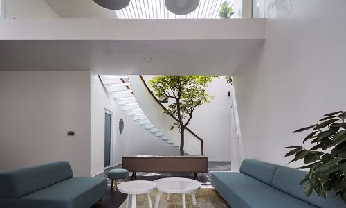 Một khoảng thông tầng xuyên suốt kết nối các không gian lại với nhau. Khoảng xanh được lồng vào trong công trình.