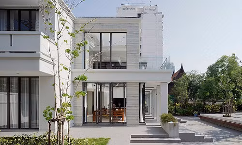 Kiến trúc của ngôi nhà được giữ nguyên và loại bỏ một số chi tiết cổ điển. Cửa được thay bằng vật liệu kính hiện đại hơn.