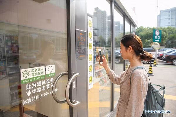 Không có nhân viên phục vụ nhưng đường dây hỗ trợ khách hàng của Bingobox luôn sẵn sàng phục vụ qua kết nối video. Ảnh: News.