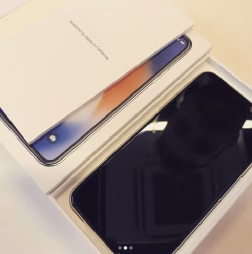 Hình ảnh đập hộp cho thấy một quyển sách nhỏ trên đó ghi “Designed by Apple in California”. Ảnh: 9to5mac.