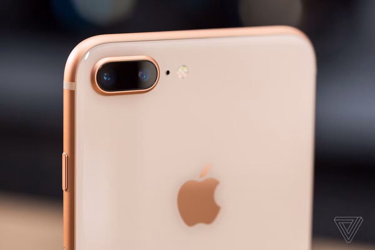 Tuy nhiên, khách hàng phải có hợp đồng với nhà mạng. Thêm nữa, các giao dịch iPhone 8 Plus sẽ vô cùng khan hiếm. Ảnh: The Verge.