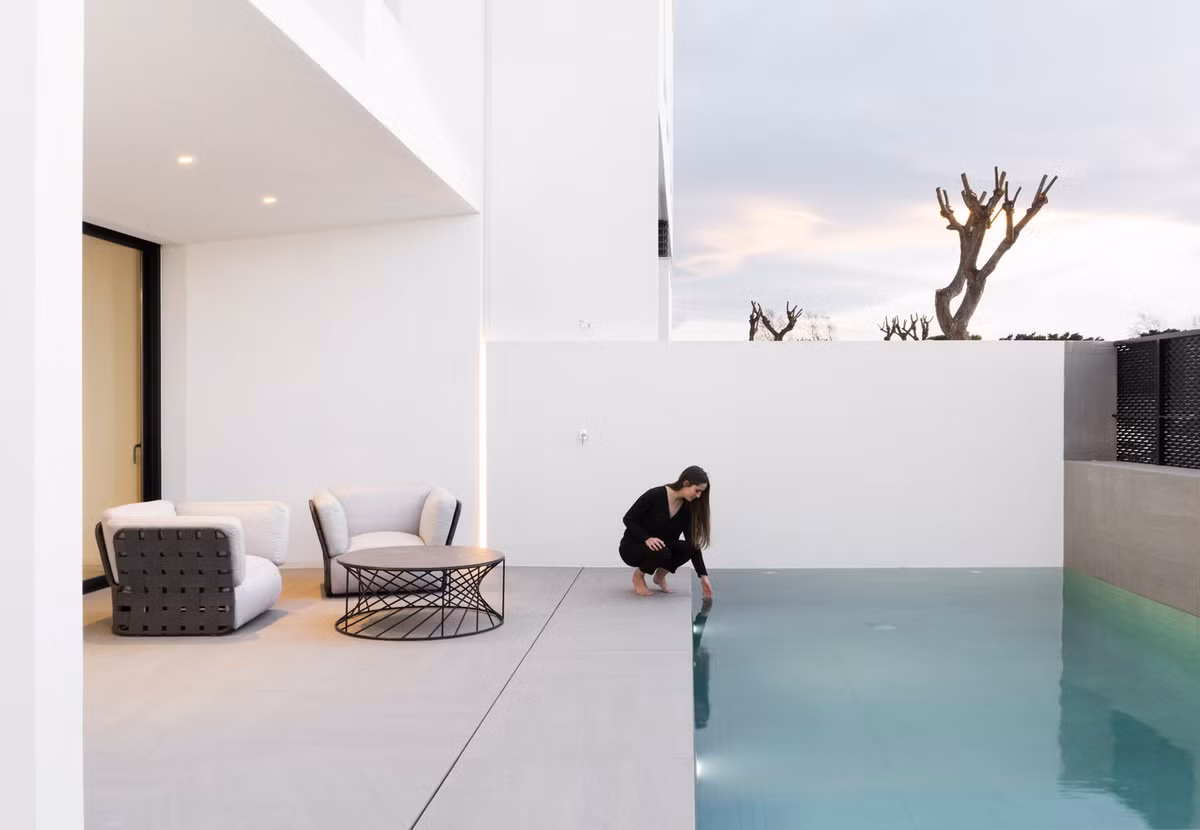 Phòng khách và không gian đa năng mở ra hai sân thượng trước và sau.