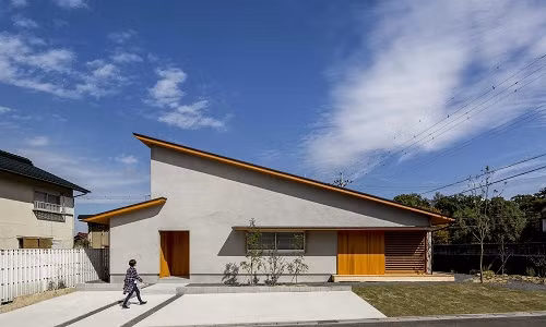 Ngôi nhà cấp 4 tại thành phố Koga, quận Ibaraki, Nhật Bản gây ấn tượng bởi thiết kế mái lệch và ốp gỗ sang trọng.