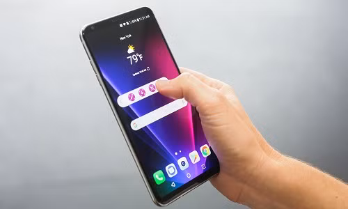Máy sở hữu màn hìn 6 inch OLED thiết kế không viền, camera kép, thiết kế nhôm - kính bóng bẩy. Tuy nhiên, người Việt chỉ có thể mua hàng qua đường xách tay vì LG V30 chính hãng không được bán tại Việt Nam. Ảnh: Cnet.