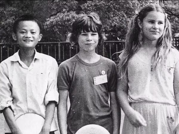 Năm 1972, sau khi Tổng thống Mỹ Nixon đến thăm Hàng Châu, quê hương của Jack Ma trở thành điểm du lịch hút khách. Vì thế, cậu bé Jack Ma thường dậy sớm đến các khách sạn lớn trong thành phố, tình nguyện dẫn khách nước ngoài đi tham quan để trau dồi khả năng tiếng Anh.