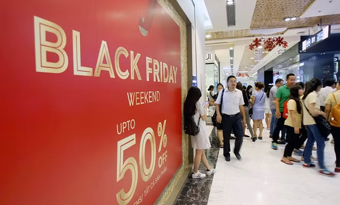 Trong ngày Black Friday 2016 (25/11), nhiều siêu thị, cửa hàng thời trang, trung tâm thương mại tại Việt Nam đồng loạt giảm giá đến 50%. Ảnh: Zing.