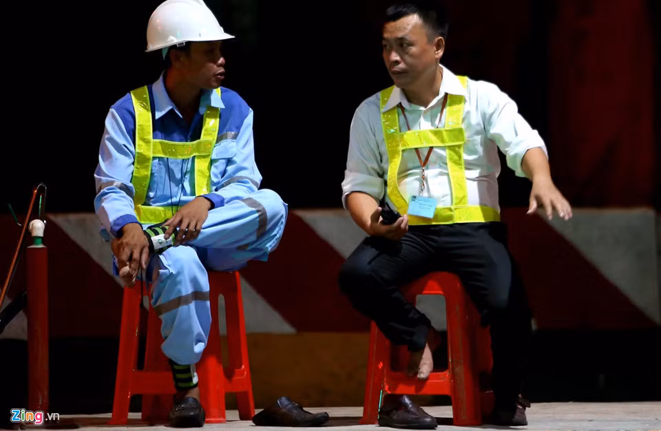 Hai nhân viên BOT Cai Lậy thoải mái trò chuyện lúc gần 23h khi nơi đây có đến 11 lần xả trạm trong ngày.