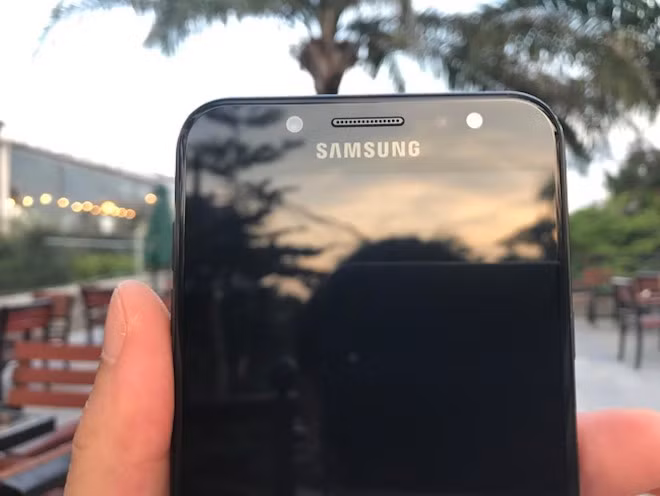 Vivo V7+.