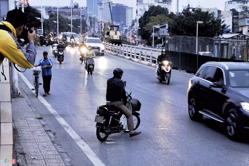 Tình trạng này xảy ra đặc biệt phổ biến trong giờ cao điểm, lúc tan tầm, khiến giao thông của khu vực trở nên hỗn loạn.