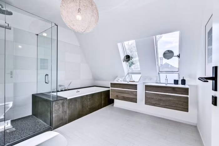 Phòng tắm rộng thoáng được thiết kế khéo léo ở góc tầng áp mái. Nguồn ảnh: Homedsgn.