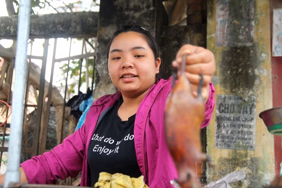 Một tiểu thương cho hay, chuột đồng thường nhỏ, tròn mình. Chuột sau khi sơ chế có thể chế biến thành những món ăn như thịt chuột giả cầy, chuột luộc, hấp, xào xả ớt... chuột đồng,thịt chuột