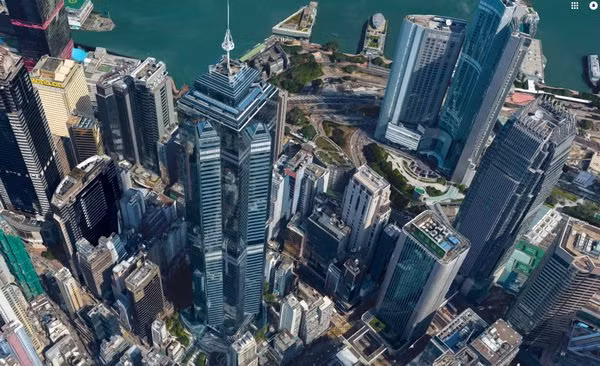 Mới đây, tờ Bưu điện Hoa Nam buổi sáng (SCMP) cho hay, công ty CK Asset Holdings của tỷ phú số 1 Hồng Kong - Lý Gia Thành đã bán lại tòa nhà The Center với mức giá kỷ lục, 5,2 tỷ USD. Ảnh: Google Maps.