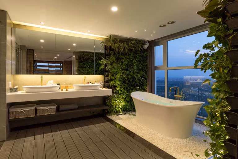 Phòng tắm rộng với thiết kế bồn tắm lớn như ở spa.