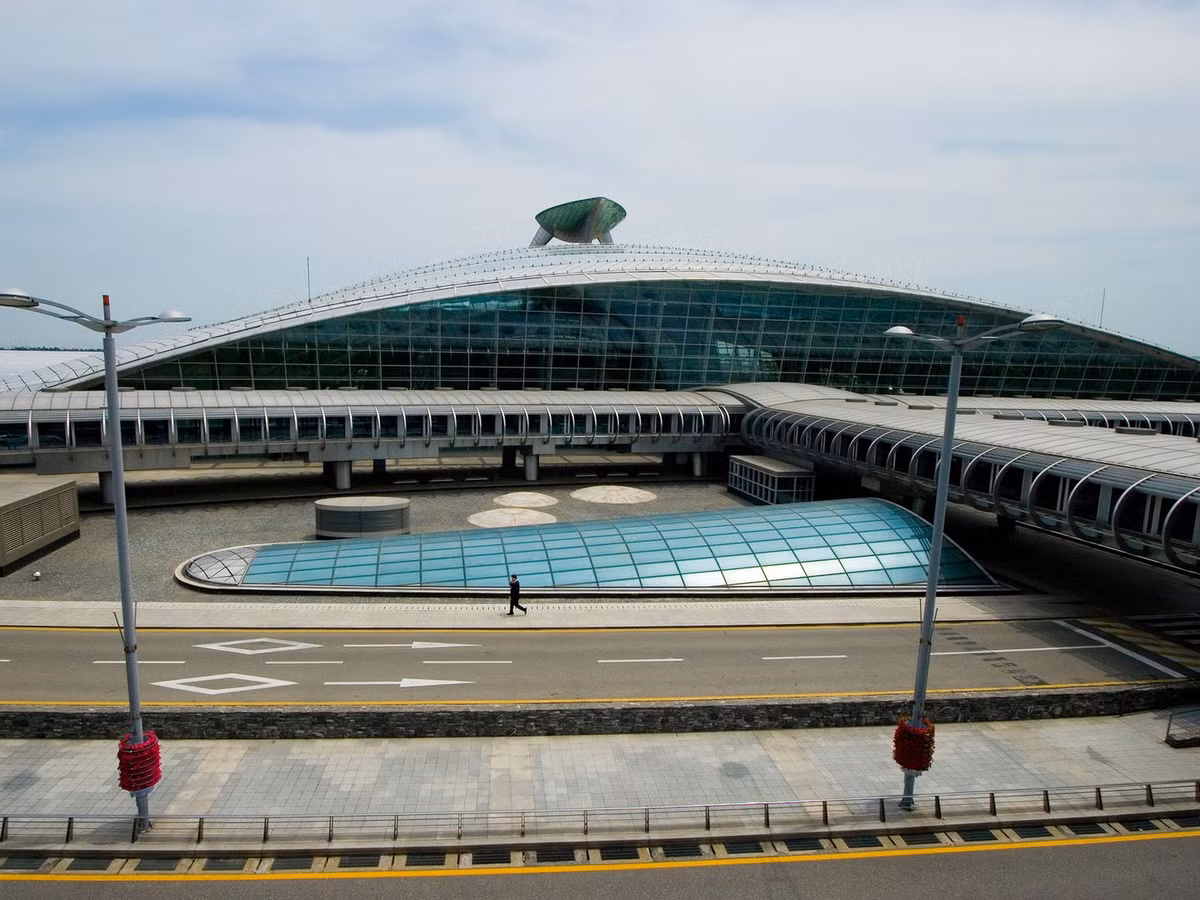 Vị trí tiếp theo thuộc về sân bay Seoul-Incheon, Hàn Quốc. Chính thức mở cửa từ 2001, sân bay Seoul-Incheon đang xây dựng thêm một nhà ga mới sẽ đi vào hoạt động trong năm 2018.