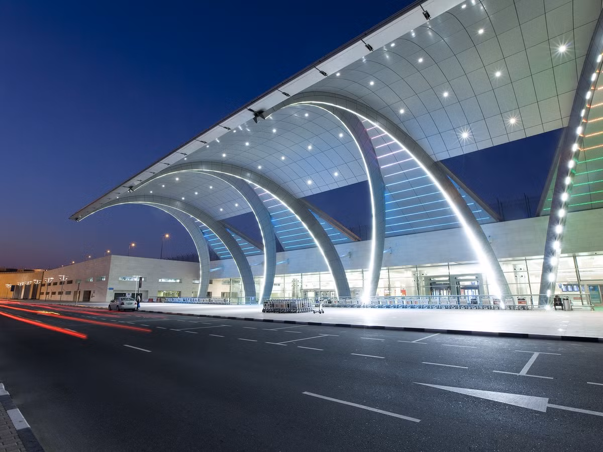 Đông đúc thứ 3 thế giới, sân bay quốc tế Dubai giờ thành sân bay số 1 cho du khách quốc tế. Bên trong sân bay có những khu mua sắm miễn thuế.