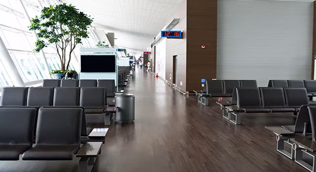 Mục tiêu của sân bay Seoul-Incheon là đón 100 triệu lượt khách mỗi năm. Bên trong sân bay có sân trượt băng, spa, phố văn hóa với đầy đủ các món ăn địa phương.
