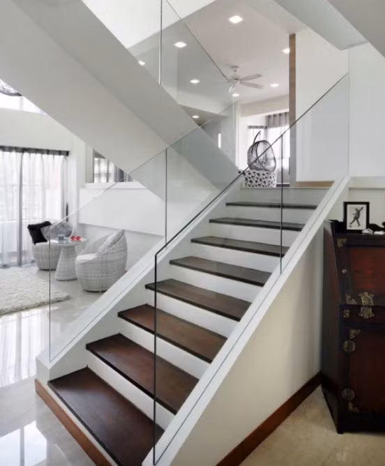 Cầu thang mặt gỗ, lan can kính mang đến sự sang trọng, bắt kịp xu thế của thời đại. Ảnh: Dbd.