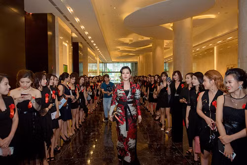 Tuy nhiên, theo tìm hiểu của phóng viên Dân Việt, sản phẩm Ngọc Phấn Tình của CEO Đào Minh Châu đến nay cũng chưa được cấp phép lưu hành. Ảnh: IT.
