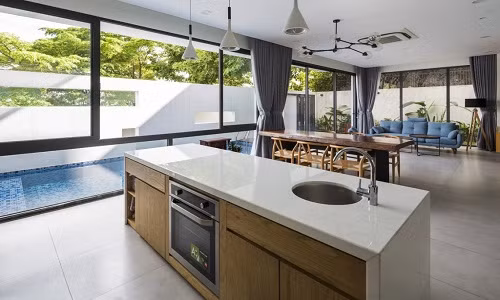Tầng 1 là không gian sinh hoạt chung bao gồm phòng khách, bếp và bàn ăn.