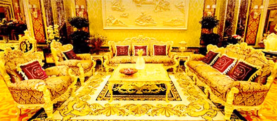 Là một trong những khách sạn ấn tượng nhất thế giới, Swisshom Gold Palace ở Hong Kong khiến du khách phải choáng ngợp bởi không gian lấp lánh vàng từ phòng khách, bàn ăn đến nhà vệ sinh.