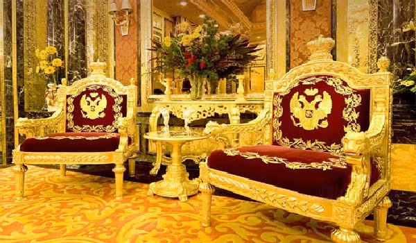 Được xây dựng bởi 300 công nhân trong hơn 5 năm, Swisshom Gold Palace hoàn thiện vào năm 2003. Tại thời điểm khai trương, khách sạn được định giá 50 triệu USD (khoảng 1.0000 tỷ đồng).