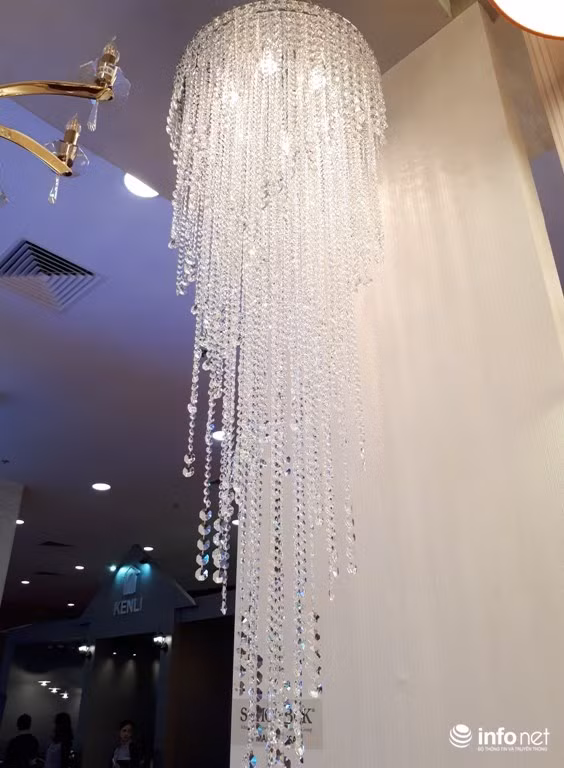 Toàn bộ chiếc đèn được làm từ pha lê cao cấp, nhập khẩu ... thả dáng mềm mại với giá hơn 200 triệu đồng. Ảnh: Minh Thư