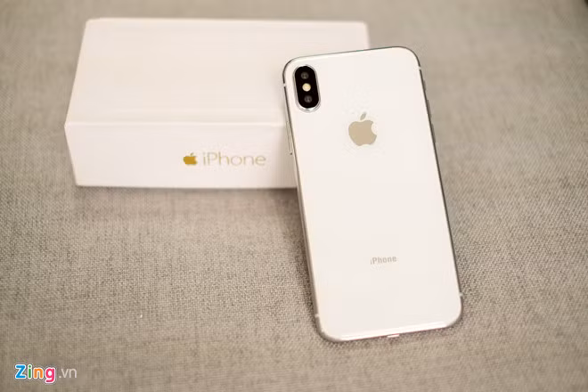 Máy đi kèm bộ phụ kiện "lô" trị giá chỉ 200.000 đồng. Lý do thường được người bán đưa ra là máy xách tay nên không kèm hộp.