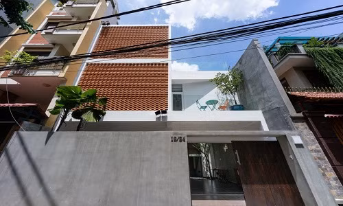 Để giải quyết vấn đề này, kiến trưc sư tạo ra lớp tường giảm nắng. Mặt tiền là những viên gạch thẻ được xếp theo một nhịp điệu lặp lại tạo hiệu ứng đẹp mắt.