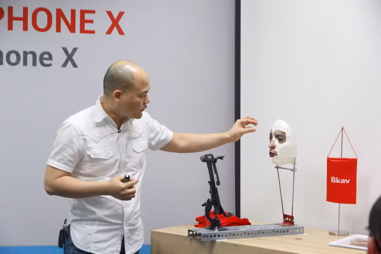 Chiếc mặt nạ đầu tiên được tạo nên nhờ kết hợp kỹ thuật in 3D, ảnh 2D, một vài xử lý đặc biệt. Ảnh: Bkav.