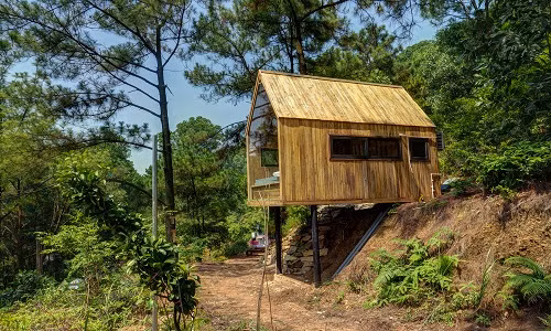 Cách trung tâm Hà Nội 45 km, ngôi nhà gỗ vẻn vẹn 12m2 nằm giữa đồi thông ở Sóc Sơn là công trình thiết kế của kiến trúc sư Chu Văn Đông.