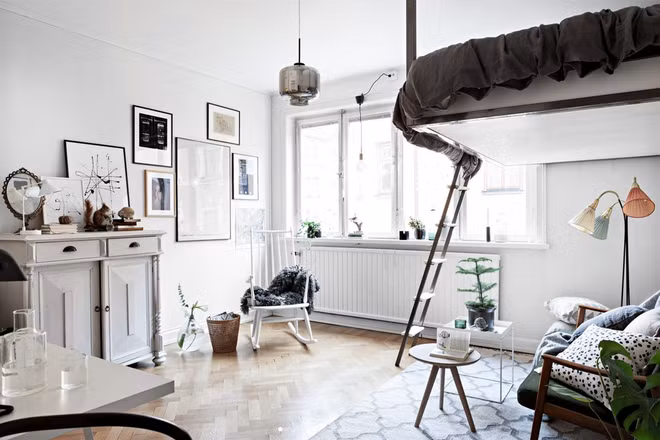 Giường ngủ trên tầng lửng là nơi gia chủ quan sát mọi không gian trong và ngoài căn hộ. Ảnh: Houzz.