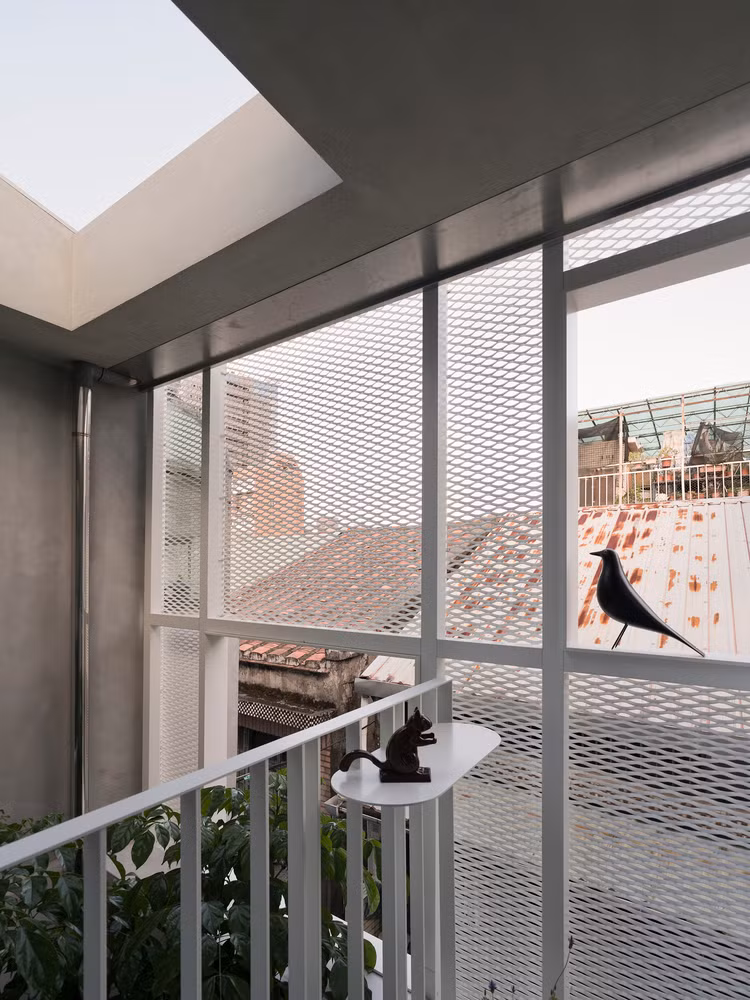 Những tấm thép lớn vừa thể hiện tính nghệ thuật, vừa giúp ánh sáng ban ngày len lỏi vào bên trong.