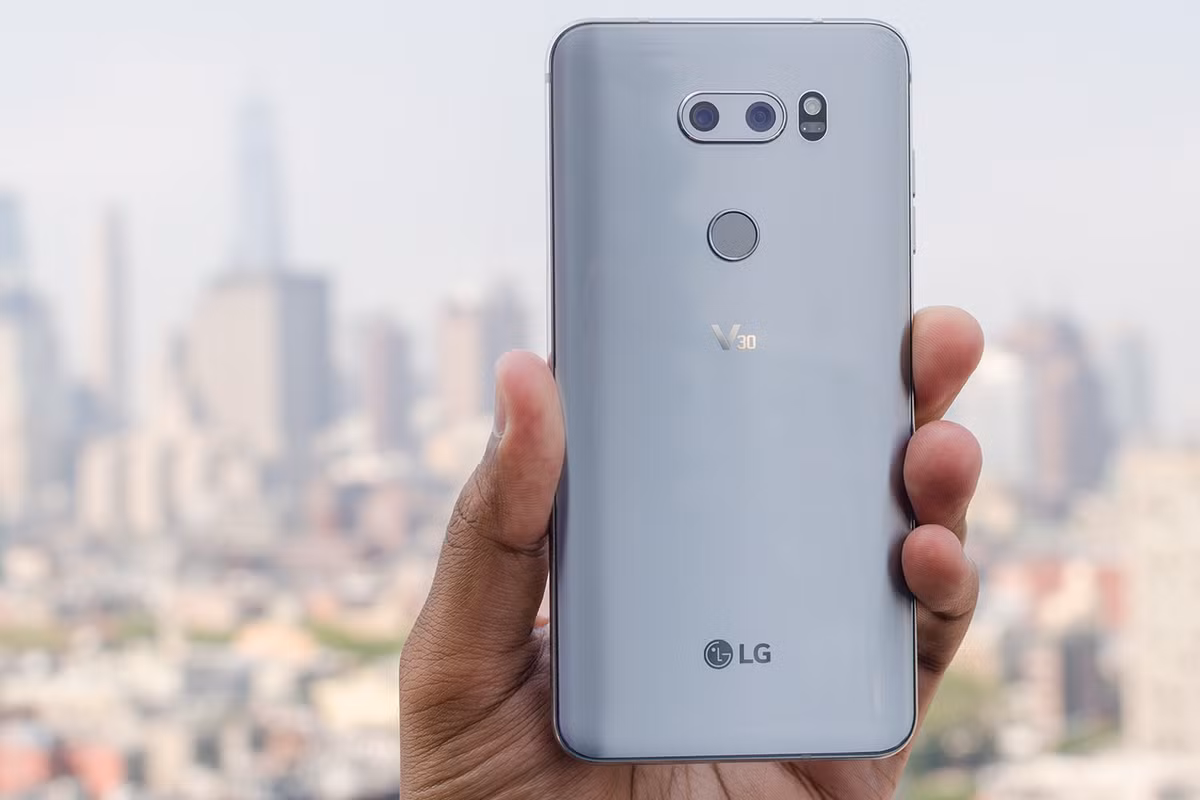 Với 15 triệu đồng, LG V30 rất xứng đáng để sở hữu. Thuộc nhóm smartphone cao cấp, V30 có thể sánh ngang với iPhone X và Galaxy Note 8. Ảnh: Digital Trends.