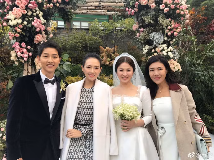 Tuy khá đơn giản nhưng bó tay trên tay cô dâu Song Hye Kyo có giá khoảng 2.000 nhân dân tệ (khoảng 7 triệu đồng). Ảnh: Ifeng.