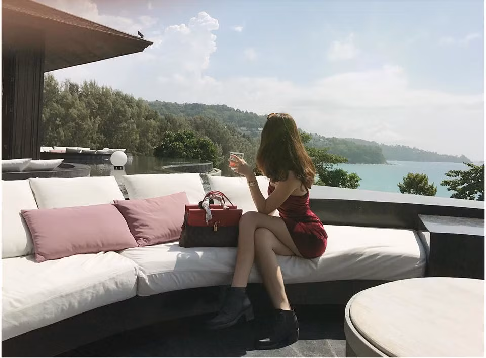 Ngân Anh có hẳn bộ sưu tập túi hiệu Louis Vuitton, trong ảnh là chiếc túi họa tiết monogram gần 60 triệu đồng. Ảnh: Zing.