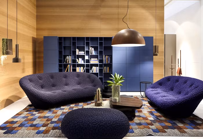 Ngoài sự đơn giản, sofa thấp còn tiết kiệm diện tích không gian và mang đến sự tiện nghi. Ảnh: Interiorzine.