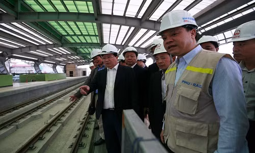 Dự án đường sắt trên cao được cử tri quan tâm, Phó thủ tướng Trịnh Đình Dũng cũng đã đi kiểm tra thực tế, chỉ đạo đẩy nhanh tiến độ. Đến nay cử tri bày tỏ lo lắng trước việc chậm tiến độ, sắt thép phơi nắng mưa, lo ảnh hưởng đến chất lượng, mức độ an toàn - Ảnh: XUÂN LONG