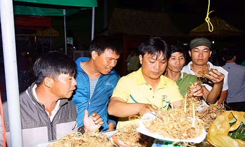 Phiên chợ dự kiến bán từ 20 - 50kg sâm. Giá củ sâm dao động trong khoảng 55 - 65 triệu đồng/kg (loại 36 củ/kg). Loại sâm to hơn (10 củ/kg) có giá 80 - 90 triệu đồng/kg. Ảnh: Báo Quảng Nam.