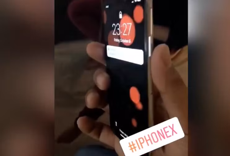 iPhone X nhìn nghiêng.