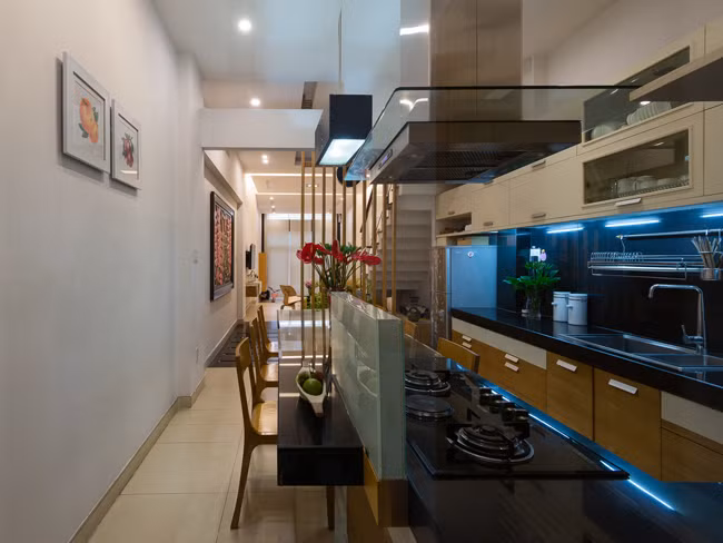 Phòng bếp và khách được bố trí ở tầng 1 với nội thất tối giản nhưng đẹp hiện đại.