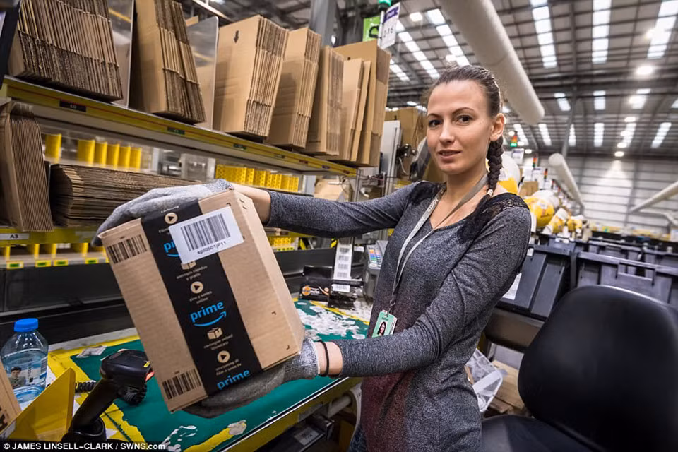 Các kho hàng của Amazon tại Anh vẫn tiếp tục được mở rộng để phục vụ nhu cầu ngày càng gia tăng của khách hàng.