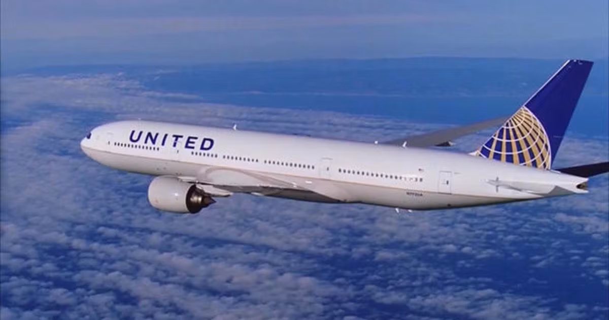 United Airlines đã tìm hiểu sự việc và cho biết nữ hành khách muốn sử dụng buồng vệ sinh khi máy bay sắp hạ cánh và được yêu cầu ngồi yên tại chỗ thắt dây an toàn theo quy định của Cơ quan Hàng không Liên bang. Ảnh: CBS News.
