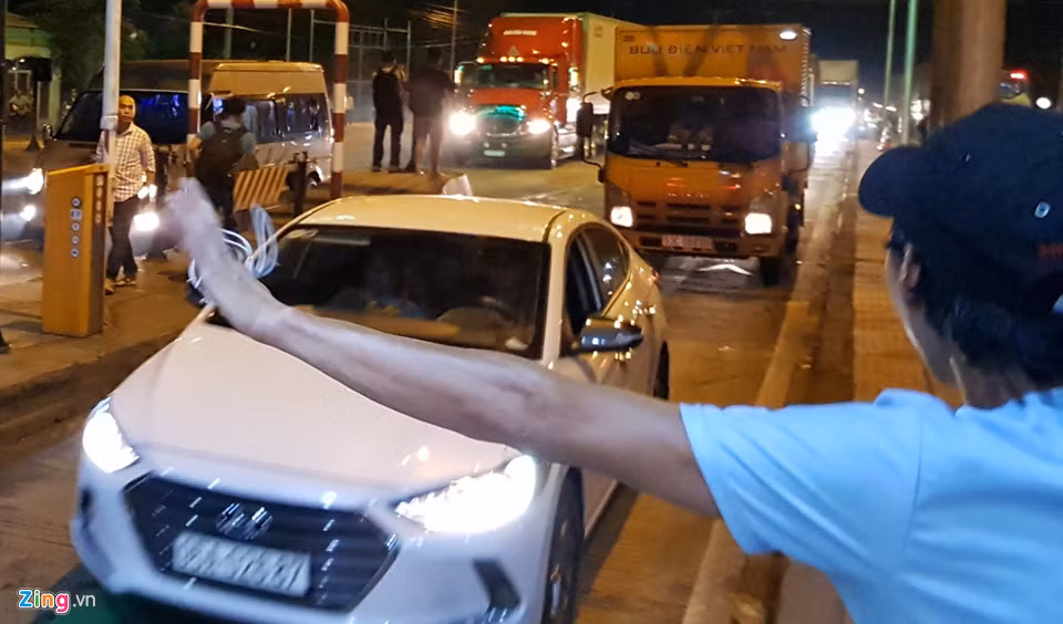 Sau 7 lần xả trạm, BOT Cai Lậy hạ barie để thu phí. Tuy nhiên, khoảng 10 phút sau, hàng trăm ôtô từ hướng TP.HCM về miền Tây và ngược lại xuất hiện khiến trạm bị ùn tắc và trạm được xả lần 8.