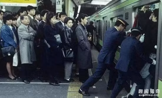 Trong giờ cao điểm ở Nhật Bản, các ga tàu điện ngầm luôn rơi vào tình trạng “cung không đủ cầu”. Nghề đẩy khách lên tàu ra đời từ đây, thậm chí còn trở thành một ngành nghề cố định. Bạn có thể làm việc cả ngày hoặc theo ca tuỳ chọn, miễn là thể lực của bạn đạt tiêu chuẩn. Công việc này sẽ cho bạn mức lương từ 2,5 triệu đến 500 triệu JPY (~503 triệu - 100 tỷ đồng).